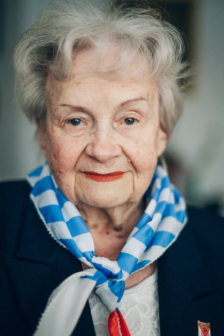 Alicja Hintz w chustce, którą nosiła w obozie w Auschwitz-Birkenau. Warszawa, 16 stycznia 2024 r. / Fot. Filip Klimaszewski dla „TP”