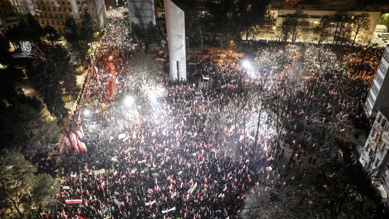 Zwolennicy Prawa i Sprawiedliwości podczas „Protestu Wolnych Polaków ''. Warszawa, 11 stycznia 2024 r. / Fot. Kuba Atys / Agencja Wyborcza.pl