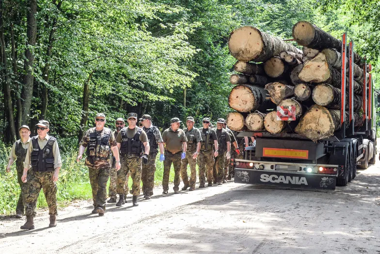 Straż Leśna ochrania wywózkę drewna z Puszczy Białowieskiej, sierpień 2017 r.  // Fot. Łukasz Dejnarowicz / Forum