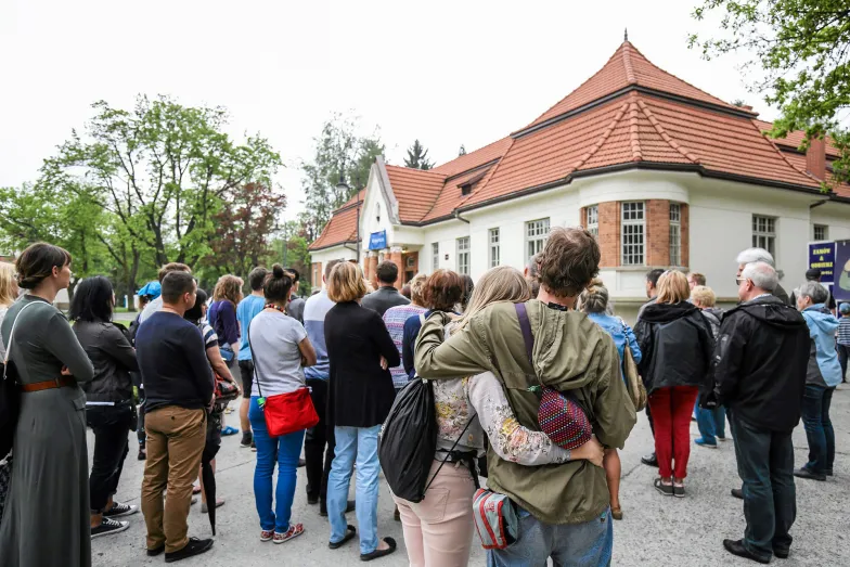 Spacer z przewodnikiem po terenie szpitala w Kobierzynie, maj 2017 r. Fot. Katarzyna Bednarczyk / Agencja Wyborcza.pl Spacer z przewodnikiem po terenie szpitala w Kobierzynie, maj 2017 r. Fot. Katarzyna Bednarczyk / Agencja Wyborcza.pl