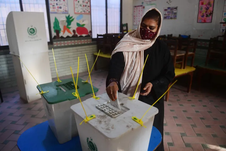 Kobieta głosuje w lokalu wyborczym w Karaczi. Pakistan, 8 lutego 2024 r. / fot. ASIF HASSAN/AFP/East News