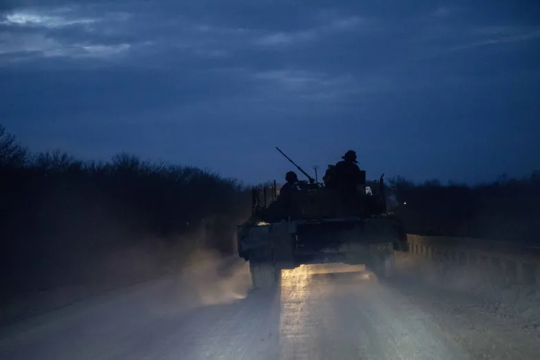 Ukraiński czołg w drodze na pozycję. Oczeretyne, niedaleko Awdijiwki, 21 lutego 2024 r. / fot. AA/ABACA/Abaca/East News