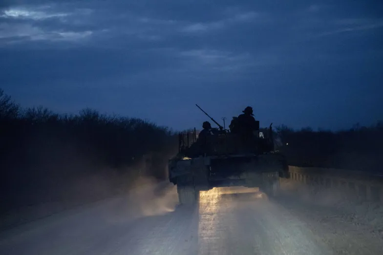 Ukraiński czołg w drodze na pozycję. Oczeretyne, niedaleko Awdijiwki, 21 lutego 2024 r. / fot. AA/ABACA/Abaca/East News Ukraiński czołg w drodze na pozycję. Oczeretyne, niedaleko Awdijiwki, 21 lutego 2024 r. / fot. AA/ABACA/Abaca/East News
