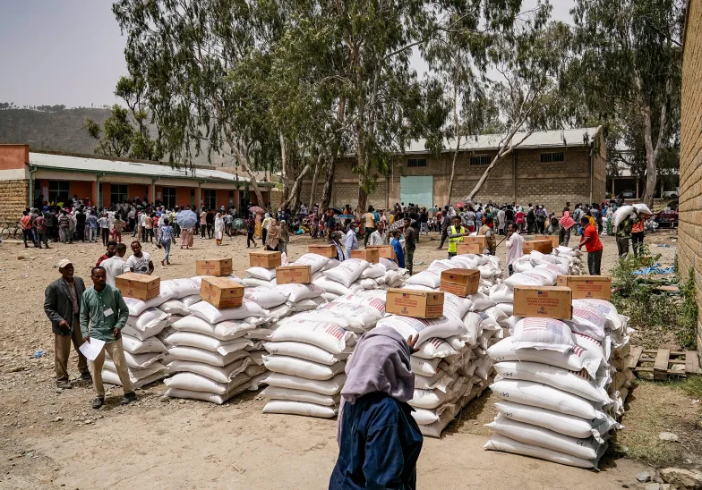 Dystrybucja żywności prowadzona przez USAID i Stowarzyszenie Pomocy Tigraj dla mieszkańców Mekele. Etiopia, 16 czerwca 2021 r. / Fot. Jemal Countess / Getty Images