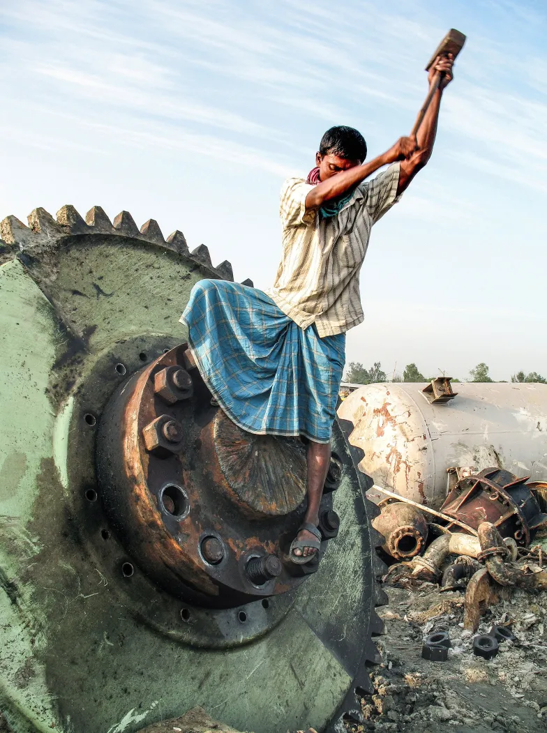 Praca przy rozbiórce statku w Sitakundu, Bangladesz, 2007 r. // Fot. Majority World / Getty Images