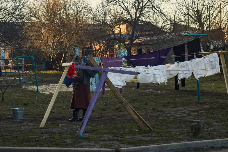 Przed wojną Oczeretyne liczyło 4 tysiące mieszkańców, dziś została garstka starszych ludzi, którzy całe dnie i noce spędzają w piwnicach. Czasem jednak trzeba wyjść na powierzchnię. 17 lutego 2024 r. / Fot. Piotr Sobik Przed wojną Oczeretyne liczyło 4 tysiące mieszkańców, dziś została garstka starszych ludzi, którzy całe dnie i noce spędzają w piwnicach. Czasem jednak trzeba wyjść na powierzchnię. 17 lutego 2024 r. / Fot. Piotr Sobik