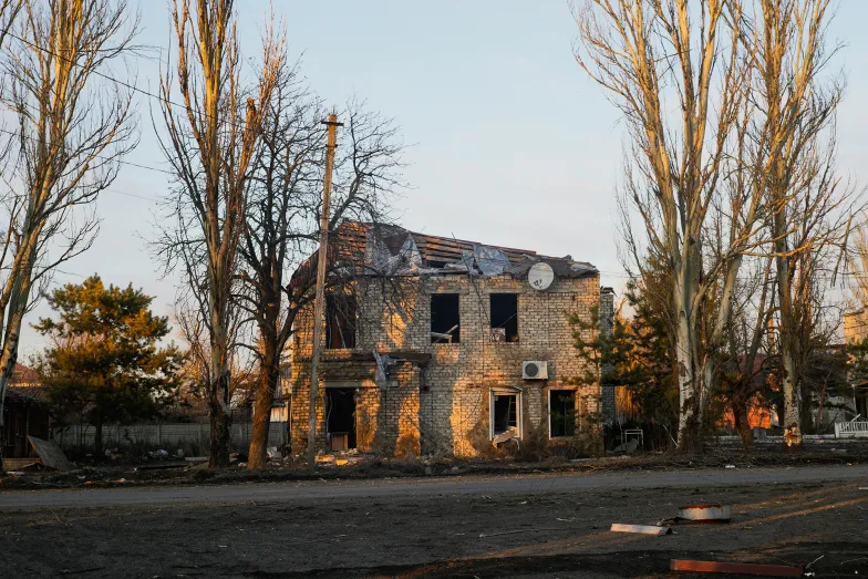 Zniszczone budynki w miasteczku Oczeretyne, położonym kilka kilometrów na zachód od Awdijiwki. 17 lutego 2024 r. / Fot. Piotr Sobik