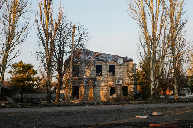 Zniszczone budynki w miasteczku Oczeretyne, położonym kilka kilometrów na zachód od Awdijiwki. 17 lutego 2024 r. / Fot. Piotr Sobik Zniszczone budynki w miasteczku Oczeretyne, położonym kilka kilometrów na zachód od Awdijiwki. 17 lutego 2024 r. / Fot. Piotr Sobik