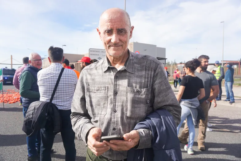 Álvaro, 56-letni rolnik z Málagi: Hiszpańska czy francuska firma z Walencji importuje pomidory z Maroka, tu nadaje im nazwę „walencyjskie”, a to myli konsumenta, bo przecież to nie są nasze pomidory. / Fot. Agnieszka Zielińska Álvaro, 56-letni rolnik z Málagi: Hiszpańska czy francuska firma z Walencji importuje pomidory z Maroka, tu nadaje im nazwę „walencyjskie”, a to myli konsumenta, bo przecież to nie są nasze pomidory. / Fot. Agnieszka Zielińska