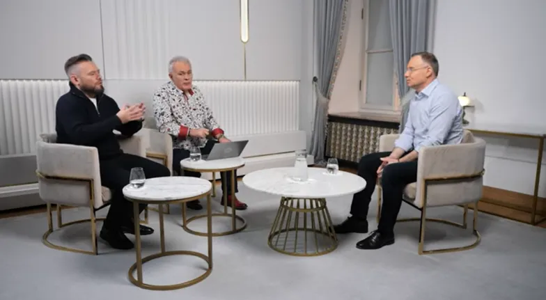Krzysztof Stanowki i Robert Mazurek rozmawiają z prezydentem Andrzejem Dudą / Kanał Zero / YouTube