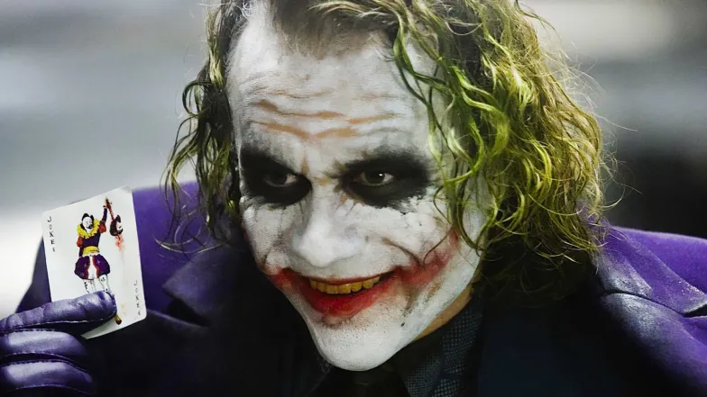 Heath Ledger jako Joker w filmie „Mroczny Rycerz”, reż. Christopher Nolan, 2008 r. // Materiały prasowe HBO Heath Ledger jako Joker w filmie „Mroczny Rycerz”, reż. Christopher Nolan, 2008 r. // Materiały prasowe HBO