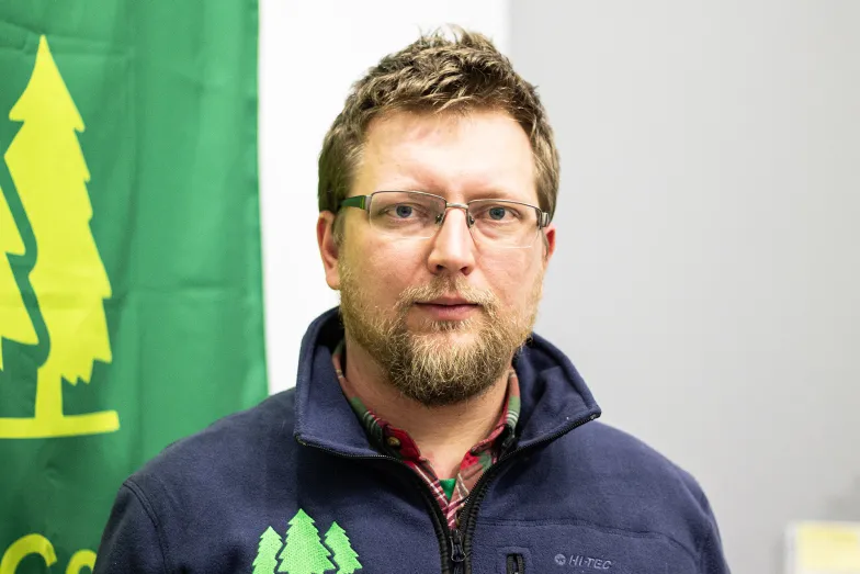 Wołodymyr Jarocki, biolog i pracownik Parku Narodowego Lasy Kremińskie, jeszcze na studiach angażował się w akcje ekologiczne. Dziś jest uchodźcą wojennym i mieszka we Lwowie. Na zdjęciu w siedzibie lwowskiej organizacji Leśne Inicjatywy i Społeczeństwo, 4 marca 2024 r. // Fot. Antonina Palarczyk Wołodymyr Jarocki, biolog i pracownik Parku Narodowego Lasy Kremińskie, jeszcze na studiach angażował się w akcje ekologiczne. Dziś jest uchodźcą wojennym i mieszka we Lwowie. Na zdjęciu w siedzibie lwowskiej organizacji Leśne Inicjatywy i Społeczeństwo, 4 marca 2024 r. // Fot. Antonina Palarczyk