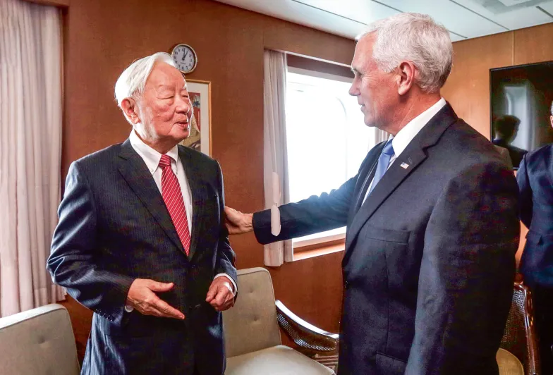 Morris Chang (z lewej) jako specjalny wysłannik Tajwanu na obrady Wspólnoty Gospodarczej Azji i Pacyfiku (APEC) i wiceprezydent USA Mike Pence. Port Moresby, Papua Nowa Gwinea, listopad 2018 r.