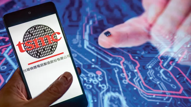 Prezentacja smartfonów z czipami produkcji TSMC na targach w Brukseli, sierpień 2023 r. // Fot. JONATHAN RAA / AFP / EAST NEWS