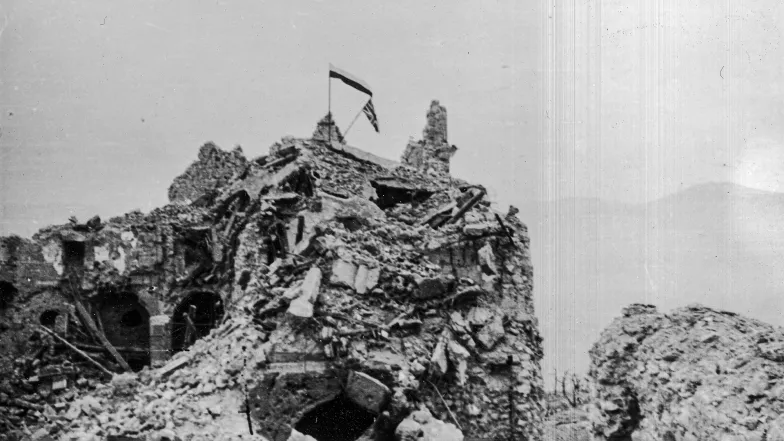 Flaga polska i brytyjska na szczycie ruin opactwa na Monte Cassino / Narodowe Archiwum Cyfrowe