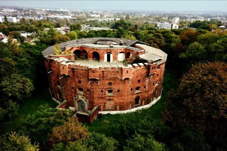 Fort św. Benedykt w Krakowie (Podgórze - Wzgórze Lasoty, Fort 31 Twierdzy Kraków), połowa XIX wieku / Piotr Tomaszewski, fly4pix.pl / Wikimedia Commons Fort św. Benedykt w Krakowie (Podgórze - Wzgórze Lasoty, Fort 31 Twierdzy Kraków), połowa XIX wieku / Piotr Tomaszewski, fly4pix.pl / Wikimedia Commons