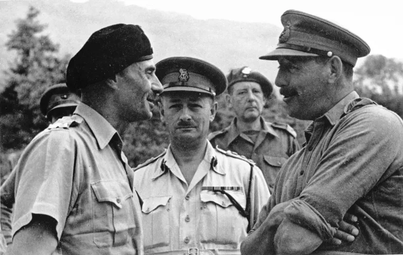 Dowódca II Korpusu gen. Władysław Anders (po lewej) i brytyjscy generałowie omawiają sytuację przed bitwą. Włochy, maj 1944 r. / CAF / PAP