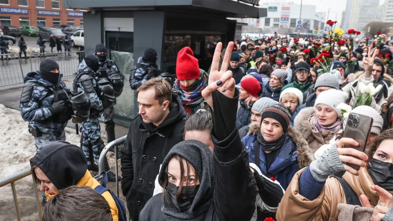 Mimo akcji zastraszania w pogrzebie Nawalnego wzięło udział kilkanaście tysięcy ludzi. Moskwa, 1 marca 2024 r. / Fot. Getty Images