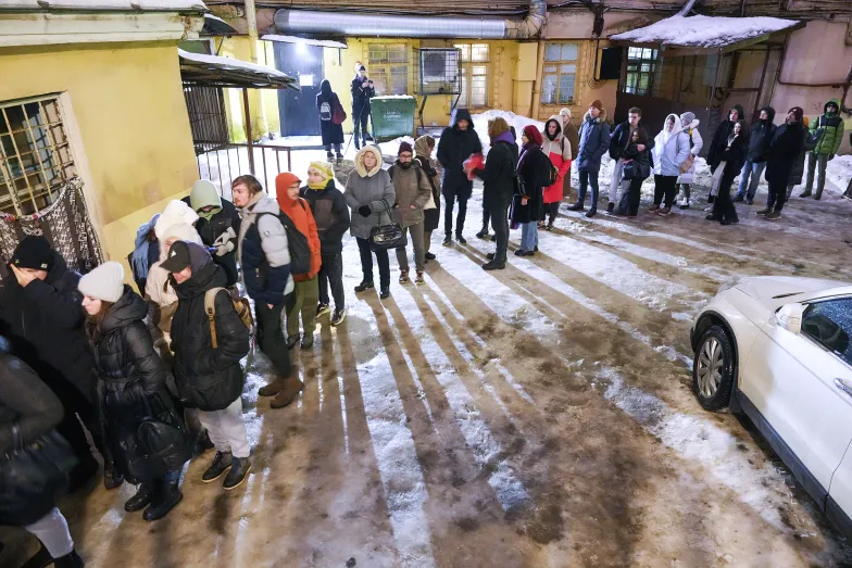 Gdy Boris Nadieżdin zadeklarował, że zacznie rozmowy pokojowe z Ukrainą, wielu Rosjan stanęło w kolejkach, by podpisać się na jego listach poparcia. Na zdjęciu: Petersburg, 23 stycznia 2024 r. / Fot. Dmitri Lovetsky / AP / East News