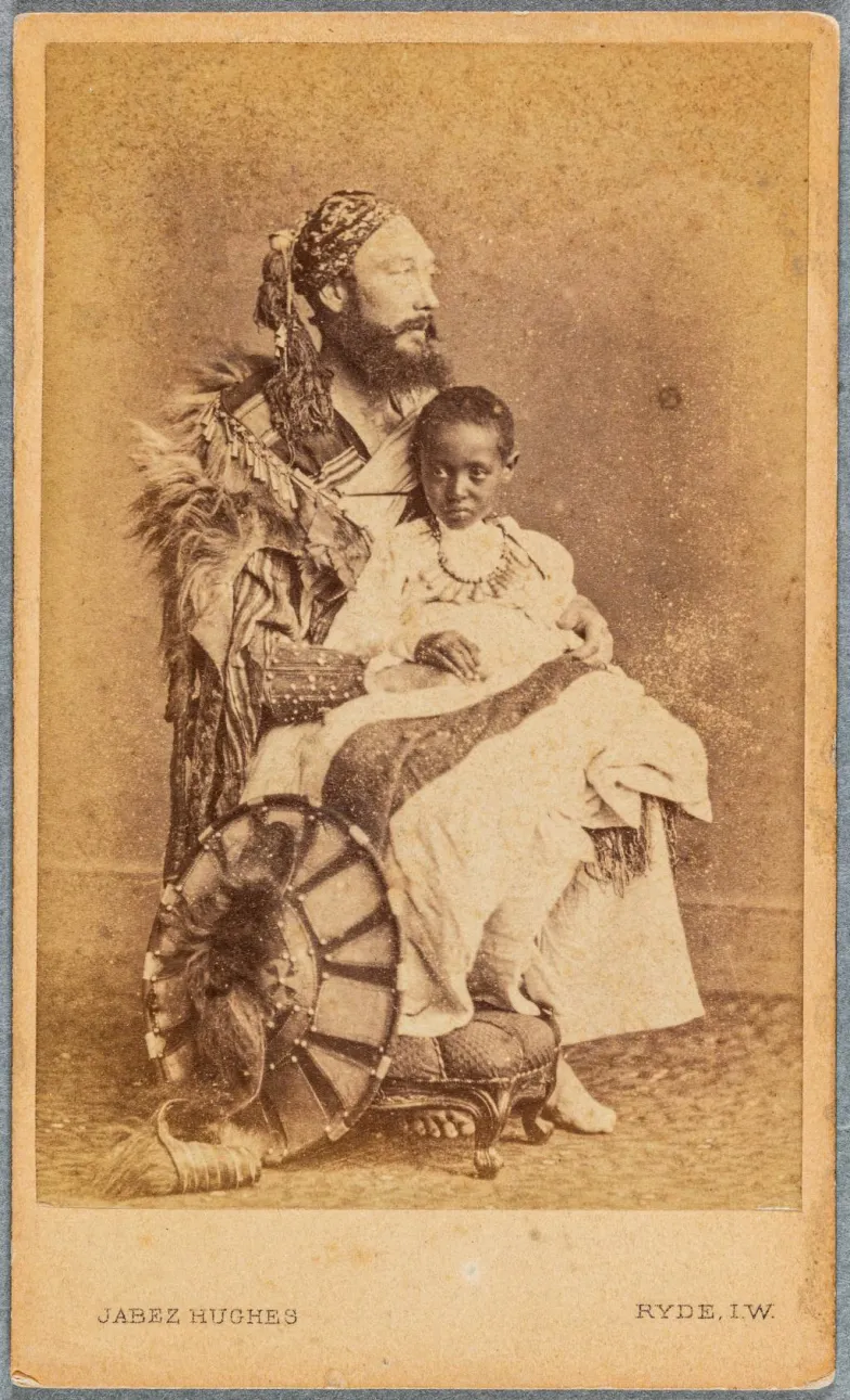 Książę Alemajehu wraz z opiekunem kapitanem Tristramem Speedym, 1868 r. // British Museum / Wikipedia / Domena publiczna