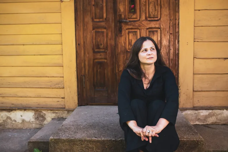 Urszula Honek przed domem babci w Bieczu. 14 sierpnia 2023 r. / Fot. Jacek Taran