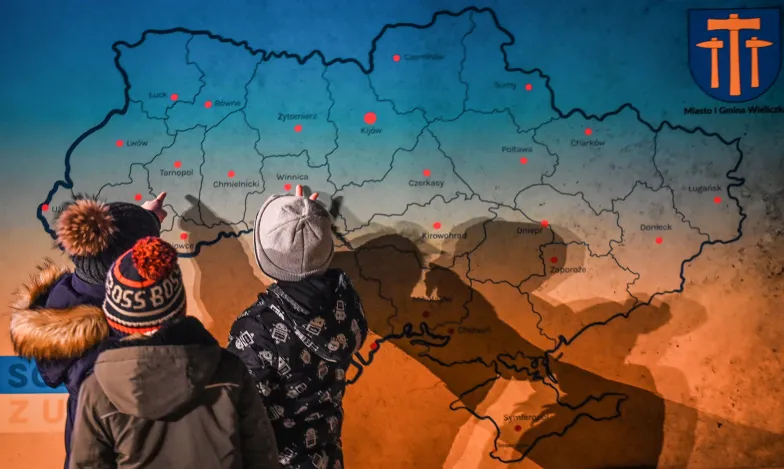 Ukraińskie dzieci przy mapie swego kraju, akcja "Światełko dla Ukrainy" w pierwszą rocznicę inwazji, Grabie k. Wieliczki, 23 lutego 2023 r. // Fot. Artur Widak / NurPhoto / Getty Images