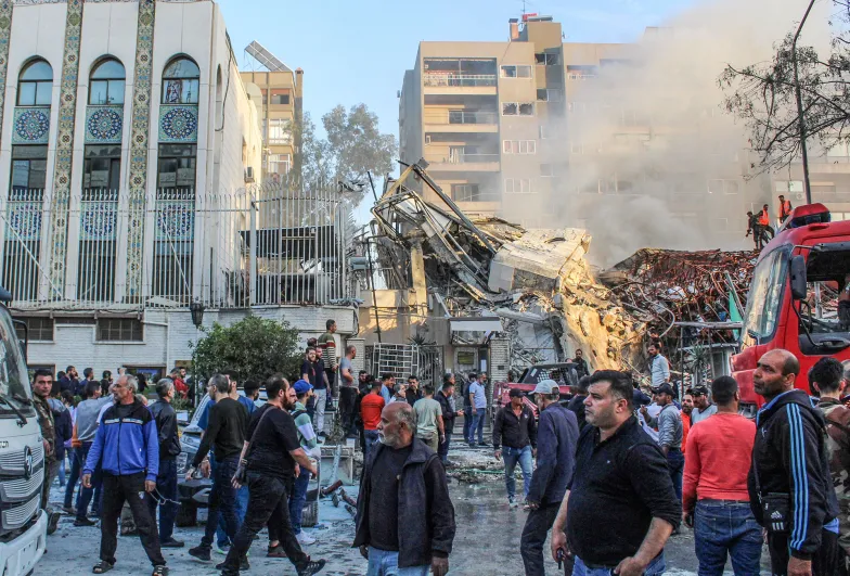 Zniszczony w izraelskim ataku rakietowym konsulat Iranu w Syrii, Damaszek, 1 kwietnia 2024 r. // Fot. Firas Makdesi / Reuters / Forum