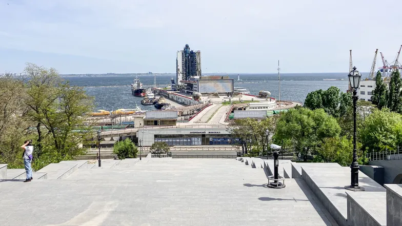 Widok na Schody Potiomkinowskie i zniszczony hotel Odessa. 28 kwietnia 2024 r. // Fot. Antonina Palarczyk Widok na Schody Potiomkinowskie i zniszczony hotel Odessa. 28 kwietnia 2024 r. // Fot. Antonina Palarczyk