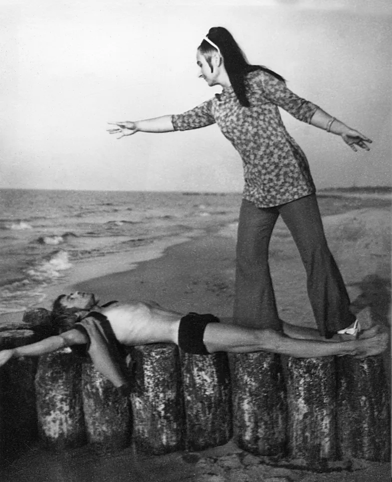 Maria Pinińska-Bereś i Jerzy Bereś. Mielenko, 1970 r. W albumie rodzinnym to zdjęcie mama podpisała „Wskrzeszenie Łazarza”. Autorką inscenizacji była mama, tacie niezbyt się ten pomysł podobał, ale się zgodził ułożyć w pozycji fakira, ja zrobiłam zdjęcie. // zdjęcia z archiwum rodzinnego dzięki uprzejmości Bettiny Bereś