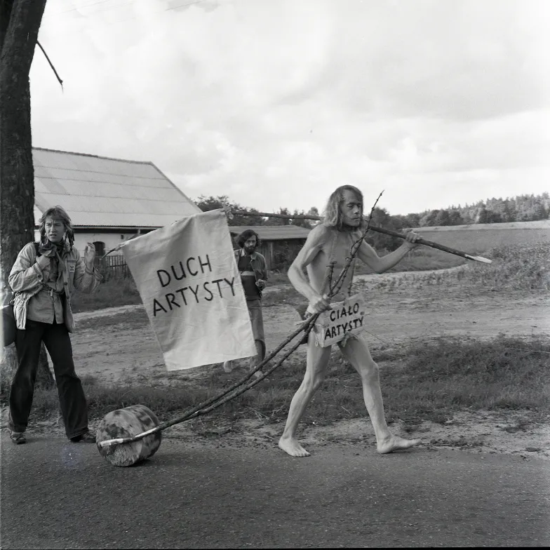  Jerzy Bereś, manifestacja „Pomnik artysty”, Plener Pytań, 1978 r. Droga z Warcina do Kępic. To ja idę za ojcem. // Zdjęcia z archiwum rodzinnego dzięki uprzejmości Bettiny Bereś 