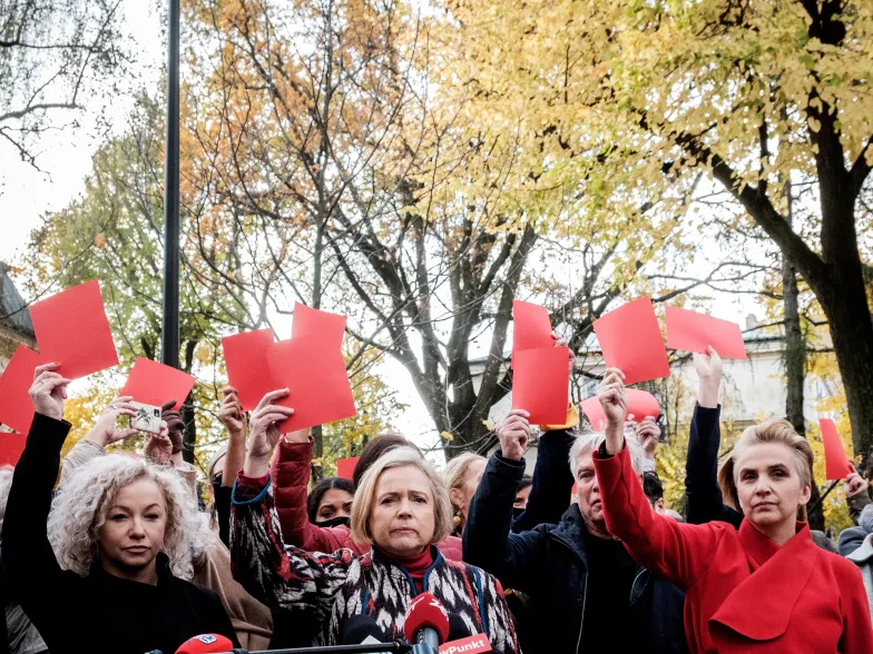 Posłanki Lewicy Katarzyna Kotula, Wanda Nowicka, Joanna Scheuring-Wielgus wraz z parlamentarzystkami i parlamentarzystami z całej Europy pokazują polskiemu rządowi czerwoną kartkę w rocznicę wydania wyroku na kobiety. Warszawa, 22 października 2021 r. // Fot. Karina Krystosiak / REPORTER Posłanki Lewicy Katarzyna Kotula, Wanda Nowicka, Joanna Scheuring-Wielgus wraz z parlamentarzystkami i parlamentarzystami z całej Europy pokazują polskiemu rządowi czerwoną kartkę w rocznicę wydania wyroku na kobiety. Warszawa, 22 października 2021 r. // Fot. Karina Krystosiak / REPORTER