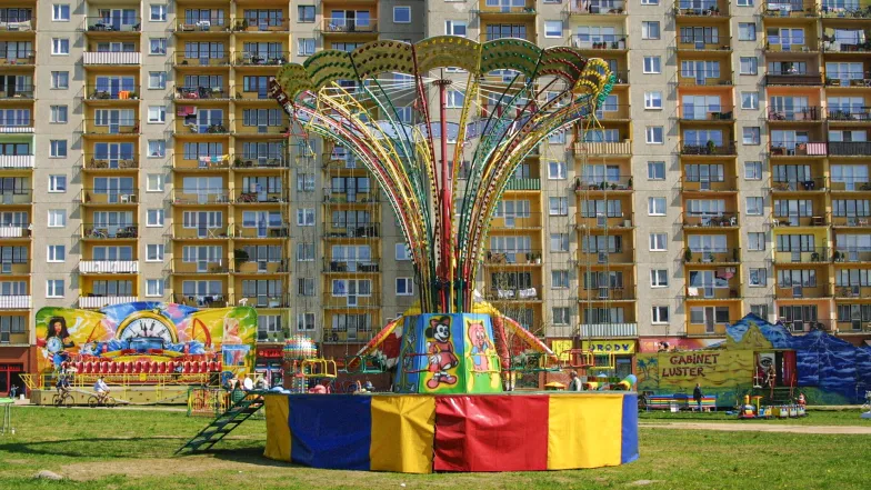 Wesołe miasteczko na łódzkim osiedlu Widzew. 29 kwietnia 2004 r. // Fot. Cezary Pecold / Reporter 