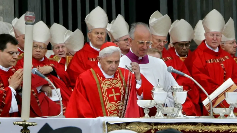 Kardynał Joseph Ratzinger przewodniczy mszy pogrzebowej Jana Pawła II, Watykan, 8 kwietnia 2005 r.  // Fot. J. Scott Applewhite / AP Photo / East News