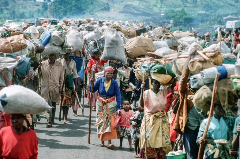 W obawie przed odwetem tysiące Hutu opuściło Rwandę i uciekło do Zairu (obecnie Demokratyczna Republika Konga), 1996 r. // Fot. AKG Images / East News