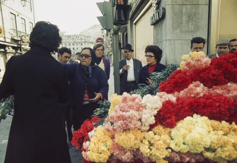 Sprzedawcy kwiatów na ulicach portugalskiej stolicy. Lizbona, 1 maja 1974 r. // Fot. Bettmann / Getty Images