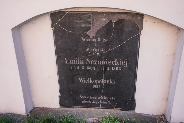 Epitafium Emilii Sczanieckiej przy kościele św. Wojciecha w Poznaniu // Fot. Wikipedia.org