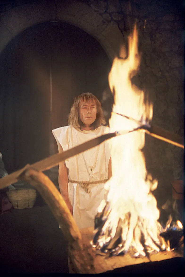 Jerzy Bereś, manifestacja „Msza romantyczna”, galeria Krzysztofory w Krakowie, 1978 r. Ojciec uwielbiał palić ogniska. Rozpalał je w swoich akcjach i manifestacjach, ale też w naszym ogrodzie lub na wakacjach. Potrafił nawet podczas deszczu rozpalić malutkie ognisko, by się ogrzać, gdy przeczekiwaliśmy w górach nagłą ulewę. // 6:00 PM Zdjęcia z archiwum rodzinnego dzięki uprzejmości Bettiny Bereś