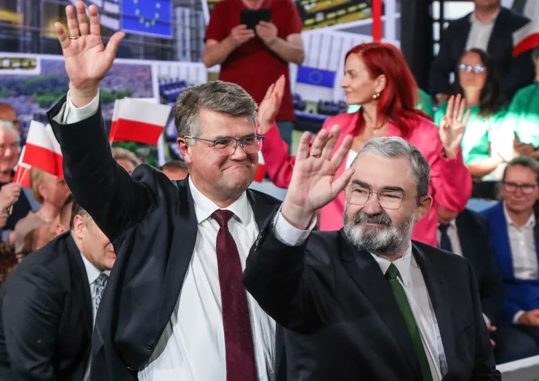 Kampania wyborcza PiS do Parlamentu Europejskiego. Na zdjęciu Maciej Wąsik (z lewej) i Karol Karski, Dąbrowa Białostocka, 16 maja 2024 r. // Fot. Artur Reszko / PAP Kampania wyborcza PiS do Parlamentu Europejskiego. Na zdjęciu Maciej Wąsik (z lewej) i Karol Karski, Dąbrowa Białostocka, 16 maja 2024 r. // Fot. Artur Reszko / PAP