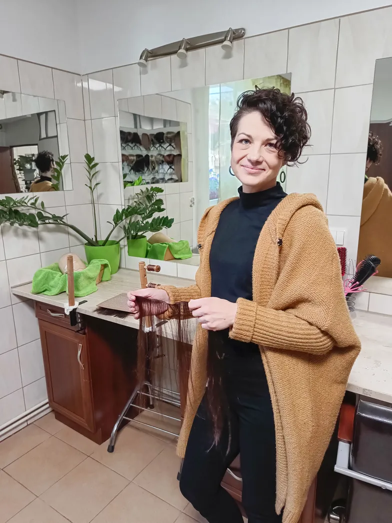 Iwona Paszkowska w swojej pracowni perukarsko-trychologicznej. Zamość, 25 kwietnia 2024 r. // Fot. Eliza Leszczyńska-Pieniak Iwona Paszkowska w swojej pracowni perukarsko-trychologicznej. Zamość, 25 kwietnia 2024 r. // Fot. Eliza Leszczyńska-Pieniak
