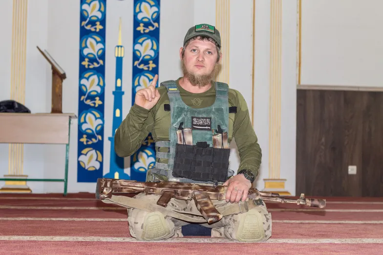 Abdullah mieszka tu od 40 lat. Dziś ciągle w ruchu między pozycjami, poligonem a meczetem w Konstantynówce, nie rozstaje się z karabinem. 9 maja 2024 r. // Fot. Antonina Palarczyk