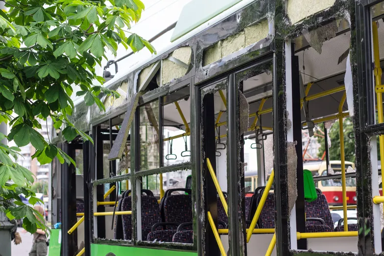 Zniszczony trolejbus na ulicy Charkowa, 22 maja 2024 r. // Fot. Antonina Palarczyk Zniszczony trolejbus na ulicy Charkowa, 22 maja 2024 r. // Fot. Antonina Palarczyk