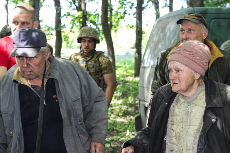 Uciekinierzy z Wołczańska już po ukraińskiej stronie frontu, w rękach medyków i psycholożki. Maj 2024 r. // Fot. Antonina Palarczyk Uciekinierzy z Wołczańska już po ukraińskiej stronie frontu, w rękach medyków i psycholożki. Maj 2024 r. // Fot. Antonina Palarczyk
