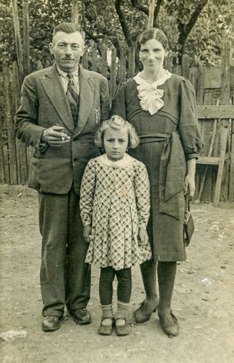 Leokadia Wieczorek z rodzicami, Weroniką i Władysławem Gaickimi, 1945 r. // Archiwum prywatne