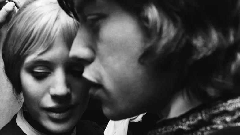Marianne Faithfull i Mick Jagger w teatrze Royal Court. Londyn, 24 kwietnia 1967 r. // Fot. C. Maher / Hulton Archive / Getty Images Marianne Faithfull i Mick Jagger w teatrze Royal Court. Londyn, 24 kwietnia 1967 r. // Fot. C. Maher / Hulton Archive / Getty Images