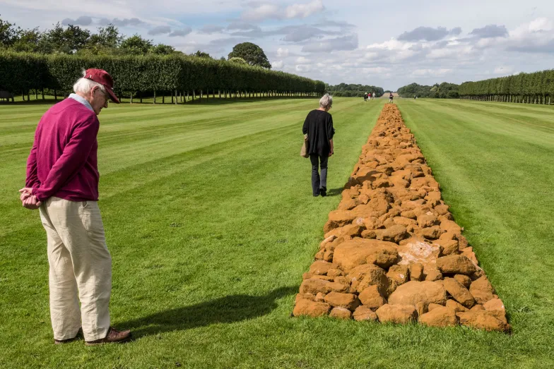 Praca Richarda Longa „A Line in Norfolk” w rezydencji Houghton Hall w Norfolk, Anglia, 2017 r. // Fot. Stuart Franklin / Magnum Photos / Forum Praca Richarda Longa „A Line in Norfolk” w rezydencji Houghton Hall w Norfolk, Anglia, 2017 r. // Fot. Stuart Franklin / Magnum Photos / Forum