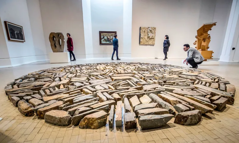 Richard Long „Delabole Slate Circle” na wystawie rzeźby w Leeds Art Gallery, 2018 r. // Fot. Danny Lawson / PA / East News Richard Long „Delabole Slate Circle” na wystawie rzeźby w Leeds Art Gallery, 2018 r. // Fot. Danny Lawson / PA / East News