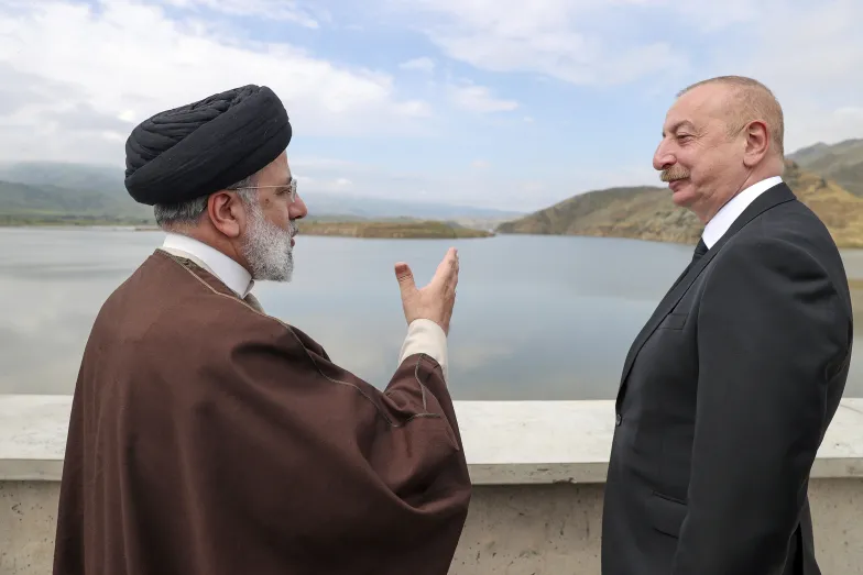 Ebrahim Raisi (z lewej) i Ilham Alijew, prezydenci Iranu i Azerbejdżanu, spotkali się 19 maja 2024 r. na otwarciu zapory Qiz Qalasi / fot. Associated Press/East News Ebrahim Raisi (z lewej) i Ilham Alijew, prezydenci Iranu i Azerbejdżanu, spotkali się 19 maja 2024 r. na otwarciu zapory Qiz Qalasi / fot. Associated Press/East News