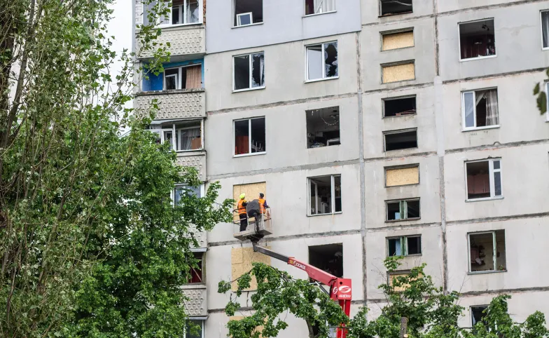 Zabezpieczone płytami OSB wybite okna w bloku, Charków, 22 maja 2024 r. // Fot. Antonina Palarczyk Zabezpieczone płytami OSB wybite okna w bloku, Charków, 22 maja 2024 r. // Fot. Antonina Palarczyk