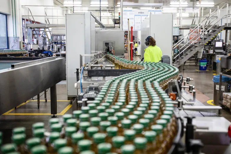 Linia produkcyjna napojów spirytusowych. Lublin, 6 marca 2020 r. // Fot. Jakub Orzechowski / Agencja Wyborcza.pl Linia produkcyjna napojów spirytusowych. Lublin, 6 marca 2020 r. // Fot. Jakub Orzechowski / Agencja Wyborcza.pl