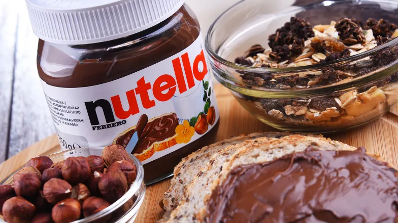 Nutella, krem z orzechów laskowych, wprowadzona na rynek w 1964 roku przez włoską firmę Ferrero. // Fot. monticello / Shutterstock Nutella, krem z orzechów laskowych, wprowadzona na rynek w 1964 roku przez włoską firmę Ferrero. // Fot. monticello / Shutterstock